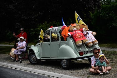 Seguidores del Tour de Francia disfrutando del paso de los ciclistas desde la cuneta