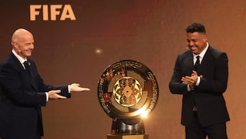 Miami (United States), 05/12/2024.- FIFA President Giani Infantino (L) and Brazilian soccer great Ronaldo (R) present the trophy during the FIFA Club World Cup 2025 Draw ceremony in Miami, USA, 05 December 2024. FIFA's new club competition will be played for the first time from 15 June to 13?July 2025 in 12 stadiums across the USA. (Mundial de Fútbol, Brasil) EFE/EPA/CRISTOBAL HERRERA-ULASHKEVICH