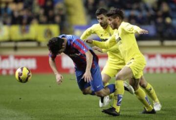 El centrocampista del Levante Rubén García cae tras la entrada del mexicano Jonathan Dos Santos.