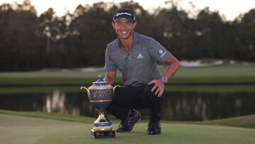 Collin Morikawa posa con el trofeo que le acredita como ganador del Workday Championship.