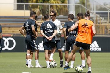 Charla entre Lopetegui y los canteranos.