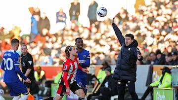 Soccer Football - Premier League - Brentford v Chelsea - Brentford Community Stadium, London, Britain - March 2, 2024 Brentford's Mathias Jensen in action with Chelsea's Nicolas Jackson as Chelsea manager Mauricio Pochettino looks on REUTERS/Toby Melville NO USE WITH UNAUTHORIZED AUDIO, VIDEO, DATA, FIXTURE LISTS, CLUB/LEAGUE LOGOS OR 'LIVE' SERVICES. ONLINE IN-MATCH USE LIMITED TO 45 IMAGES, NO VIDEO EMULATION. NO USE IN BETTING, GAMES OR SINGLE CLUB/LEAGUE/PLAYER PUBLICATIONS.