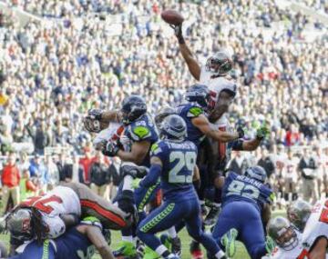 Tampa Bay Buccaneers-Seattle Seahawks. Mike James (25) con el balón.