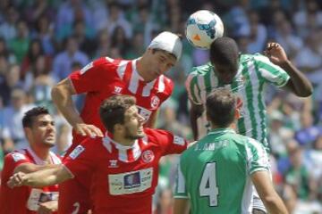 El jugador del Sevilla FC, Fazio (i), salta junto al jugador del Real Betis, N'Diaye (d), para rematar de cabeza durante el partido correspondiente a la trigesimo tercera jornada de liga, disputado hoy en el estadio Benito Villamarín.