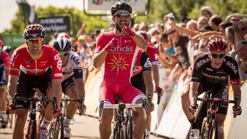 Bouhanni rindió homenaje a Ali durante la celebración de su victoria en el pasado Dauphiné.