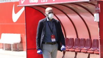 Monchi, con mascarillas y guantes en la Ciudad Deportiva.