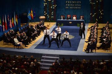 Israel Dagg, Jordie Barrett, Keven Mealamu, y Conrad Smith, jugadores de los All Blacks, la selecci¨®n masculina de rugby de Nueva Zelanda, realizan la "haka", danza tradicional Maor¨ª durante la ceremonia de entrega de los Premios Princesa de Asturias 2017 de los Deportes