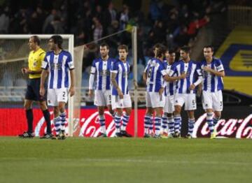 Los jugadores de la Real Socieda celebran el gol del empate de Carlos Vela