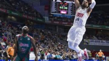 Jeffery Taylor machaca el aro del Baloncesto Sevilla.