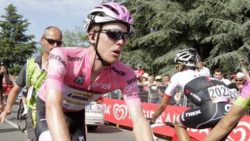 Steven Kruijswijk posa con la maglia rosa durante el Giro de Italia 2016.