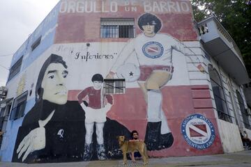 Un hombre sentado delante del Estadio Diego Maradona, hogar de Argentinos Juniors.