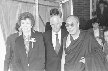 Mary Robinson, política y abogada irlandesa, conocida por ser la primera mujer en ocupar la presidencia de Irlanda, cargo que desempeñó desde 1990 hasta 1997.