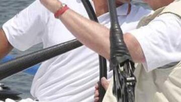 <b>EL REY, CON EL BRIBÓN.</b> La presencia del Rey Juan Carlos al mando del "Bribón" y del príncipe Felipe a bordo del "Aifos" de la Armada Española congregó a muchas embarcaciones de seguimiento.