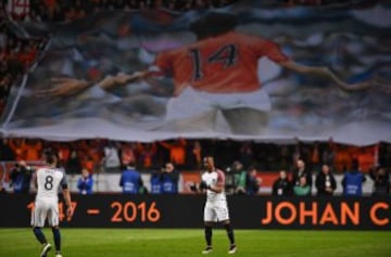 Holanda homenajeó a Cruyff.