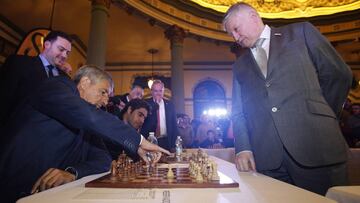 Quique Seti&eacute;n juega al ajedrez contra Karpov.
