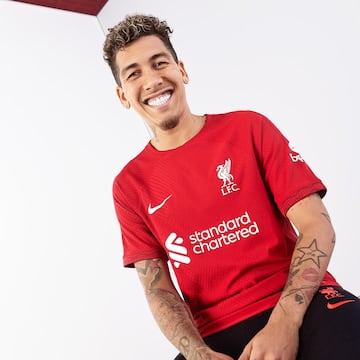 Liverpool presentó su nueva camiseta para la temporada 2022/23.