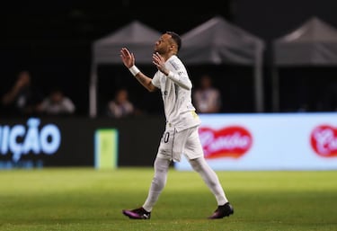 El astro brasileño volvió a vestir la camiseta de Santos. Jugó la segunda parte completa.