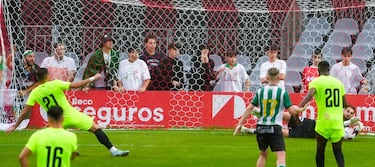 El Racing culmina con victoria y un muro entre palos