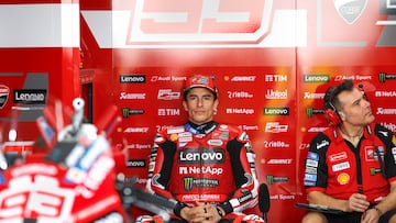 Marc Márquez en el box de Ducati junto a su ténico, Rigamonti.