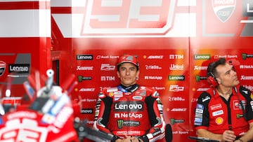 Marc Márquez en el box del Ducati Lenovo.