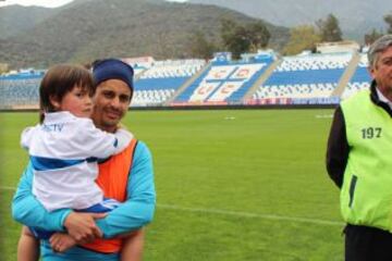 La presencia de los hinchas de la UC con bombos, lienzos y bengalas.