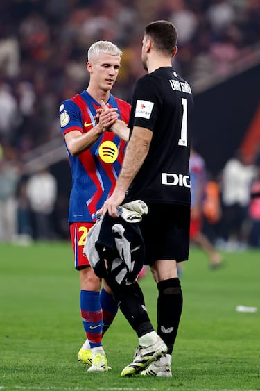Dani Olmo junto a Unai Simón tras el encuentro que enfrentó al Fútbol Club Barcelona y Athletic Club perteneciente a la semifinal de la Supercopa de España.
