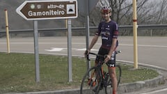 Dani Navarro, en el desvío hacia la cima del Gamoniteiro, una subida que comparte su primera mitad inicial con la clásica Cobertoria y, tras este giro, se toma el camino a la cima del puerto. En ese tramo final están las rampas más duras del ascenso. 