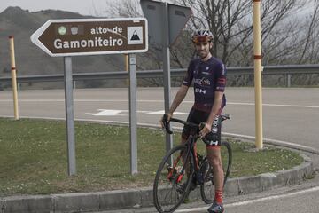 Dani Navarro, en el desvío hacia la cima del Gamoniteiro, una subida que comparte su primera mitad inicial con la clásica Cobertoria y, tras este giro, se toma el camino a la cima del puerto. En ese tramo final están las rampas más duras del ascenso. 