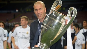 Real Madrid's French coach Zinedine Zidane poses with the trophy after Real Madrid won the UEFA Champions League final football match between Real Madrid and Atletico Madrid at San Siro Stadium in Milan, on May 28, 2016. / AFP PHOTO / Filippo MONTEFORTE