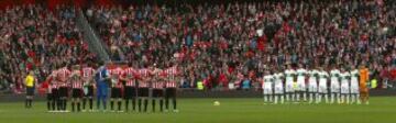 Los jugadores del Elche y Athletic Club de Bilbao guardan un minuto de silencio en recuerdo de los fallecidos en los recientes atentados de París.