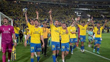 Las Palmas empata, 0-0, con el Alavés y regresa a la élite del fútbol español cinco años depués como segundo clasificado en la división de plata.