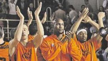 <b>VICTORIA SIN PREMIO.<b> Los jugadores aplauden a su afición.