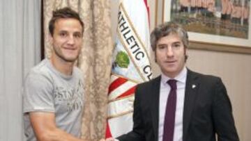 Gurpegui y Urrutia, tras la firma del nuevo contrato.