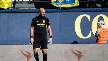 Villarreal's Pepe Reina during La Liga match between Villarrea CF and Girnoa FC at La Ceramica Stadium on January 22, 2023. (Photo by Jose Miguel Fernandez/NurPhoto via Getty Images)