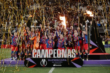 Las jugadoras del Barcelona levantan el trofeo de campeonas de Supercopa de España.