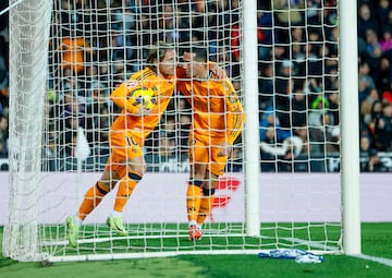 1-1. Luka Modric celebra el tanto del empate con Lucas Vzquez.