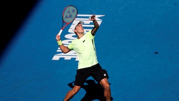 El tenista polaco Kamil Majchrzak, durante su partido ante Alex de Minaur en el Open de Australia 2022.