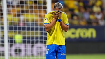 CÁDIZ , 14/08/2023.- El centrocampista argentino del Cádiz CF Gonzalo Escalante tras recibir una cartulina roja durante el partido de LaLiga EA Sports que enfrenta al Cádiz CF y al Deportivo Alavés en el estadio Nuevo Mirandilla. EFE/Román Ríos
