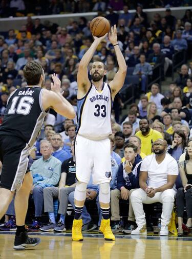 Warriors put Blazers on brink; Gasol sinks Spurs