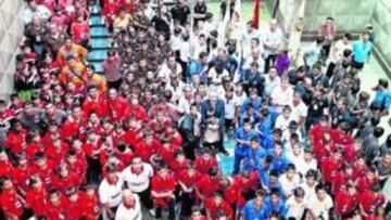 <b>RECEPCIÓN EN EL AYUNTAMIENTO. </b>Los veinte equipos participantes fueron recibidos ayer en el Ayuntamiento de A Coruña por el alcalde, Javier Losada.