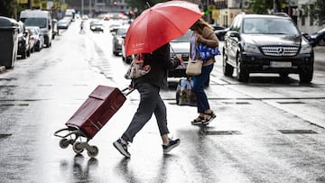 Dos personas caminan bajo la lluvia, a 2 de septiembre de 2023, en Madrid (España). La llegada de una DANA a España, que sucedió ayer 1 de septiembre, ha traído lluvias y un acusado descenso de las temperaturas este fin de semana, cuando las máximas no superarán los 25 grados en amplias regiones del norte e interior peninsular, debido a la inestabilidad atmosférica. Asimismo, la entrada de esta DANA marcará el inicio del otoño meteorológico. Hoy se trata del día en el que más se intensificarán las lluvias, viniendo acompañadas en algunos casos incluso por tormentas y granizo, no descartándose inundaciones.
02 SEPTIEMBRE 2023;DANA;LLUVIA;TORMENTAS;TEMPERATURAS;TIEMPO;ATMOSFÉRICA;GRANIZO;INUNDACIONES;METEOROLOGÍA
Carlos Luján / Europa Press
02/09/2023