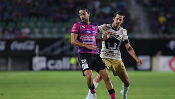 Rodolfo Pizarro (L) of Mazatlan fights for the ball with Pablo Bennevendo (R) of Pumas during the 17th round match between Mazatlan FC and Pumas UNAM as part of the Liga BBVA MX, Torneo Apertura 2024 at El Encanto Stadium on November 07, 2024 in Mazatlan, Sinaloa, Mexico.