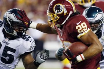 Roy Helu, Jr. (29) de los Washington Redskins es perseguido por Mychal Kendricks de los Philadelphia Eagles.