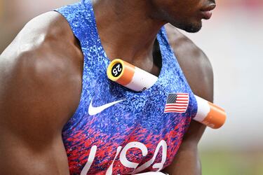 El atleta estadounidense Bryce Deadmon sostiene el testigo antes del inicio de la final del relevo mixto 4x400m durante el Campeonato Mundial de Atletismo en Tokio.
