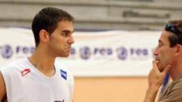 <b>CON LLORENTE.</B> Calderón intercambio mensajes con otro histórico de la selección.