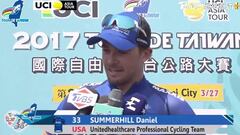 Daniel Summerhill atiende a los medios tras lograr la victoria y el liderato en la tercera etapa del Tour de Taiw&aacute;n.