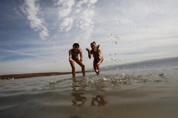 Las participantes de Miss Universo visitan el Mar Muerto cerca de Jericó, Cisjordania.