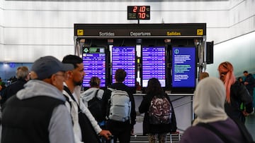 Varias personas en el aeropuerto de Barcelona-El Prat, a 4 de noviembre de 2024, en El Prat de Llobregat, Barcelona, Catalu?a (Espa?a). El aeropuerto ha desviado 12 vuelos por las lluvias. El Servei Meteorol¨°gic de Catalunya (SMC) ha emitido un aviso por tiempo violento en varias comarcas de Barcelona y Tarragona, incluido el Baix Llobregat, donde ha decretado un grado de peligro m¨¢ximo.
04 NOVIEMBRE 2024;BARCELONA;AEROPUERTO;LLUVIAS;ALERTA
Kike Rinc¨®n / Europa Press
04/11/2024