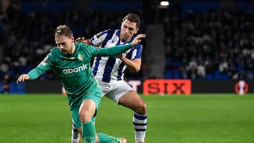 Dynamo Kiev's Ukrainian midfielder #15 Valentyn Rubchynskyi and Real Sociedad's Spanish midfielder #16 Jon Ander Olasagasti fight for the ball during the UEFA Europa League 1st round day 6 football match between Real Sociedad and Dynamo Kiev at the Anoeta stadium in San Sebastian on December 12, 2024. (Photo by ANDER GILLENEA / AFP)