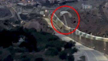 Círculo en rojo sobre un parapentista sobrevolando la valla de Melilla (España), el jueves 1 de diciembre del 2022.